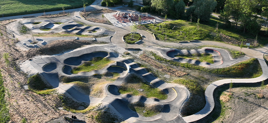 https://rasen-kunststoff-sport.com/wp-content/uploads/2026/08/rks-haderstorfer-referenz-multisportanlage-dingolfing-pumptracks-sportpark.jpg