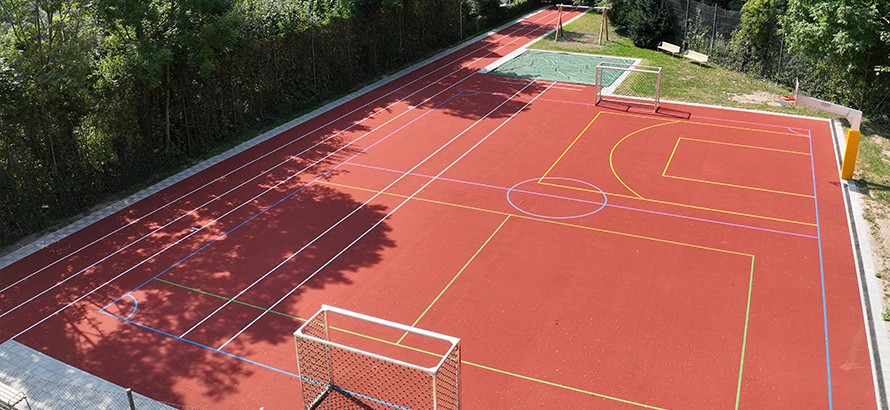 https://rasen-kunststoff-sport.com/wp-content/uploads/2026/08/rks-haderstorfer-referenz-sanierung-allwetterplaetze-erding-epdm-sportplatz.jpg